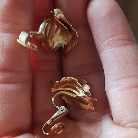 GIOVANNI VINTAGE GOLD-TONE DOUBLE LEAF DROP CLIP-ON .8" EARRINGS - Picture 4 of 9